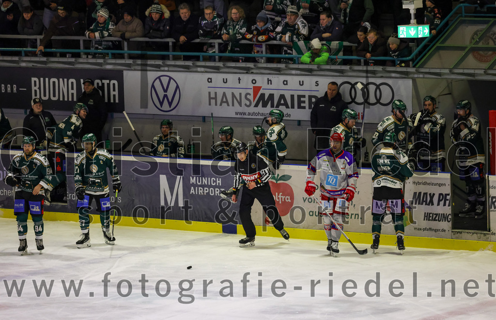 2026-02-15_040_TSV_Erding_gegen_EC_Peiting | Erding, Deutschland, 15.02.2026:Eishockey, Oberliga Süd 2025 / 2026, 47. Spieltag, TSV Erding gegen EC Peiting, Endergebnis: 4:5Markus Eberhardt (Erding Gladiators, #94), Jesse Kauhanen (Erding Gladiators, #4), Mark Waldhausen (Erding Gladiators, #27), Paul Pfenninger (Erding Gladiators, #58)Foto: Christian Riedel / fotografie-riedel.net