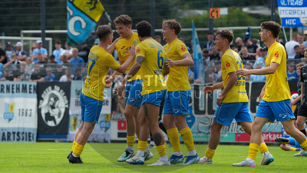 Fußball, Herren, Saison 2025/2026, Regionalliga Nordost, 2. Spieltag, FSV 63 Luckenwalde vs. Chemnitzer FC, Samstag 02.08.2025, Werner-Seelenbinder-Stadion Luckenwalde | Fußball, Herren, Saison 2025/2026, Regionalliga Nordost, 2. Spieltag, FSV 63 Luckenwalde vs. Chemnitzer FC, Samstag 02.08.2025, Werner-Seelenbinder-Stadion Luckenwalde, Im Bild: Jubel beim FSV 63 Luckenwalde nach dem Führungstreffer. - Realisiert mit Pictrs.com