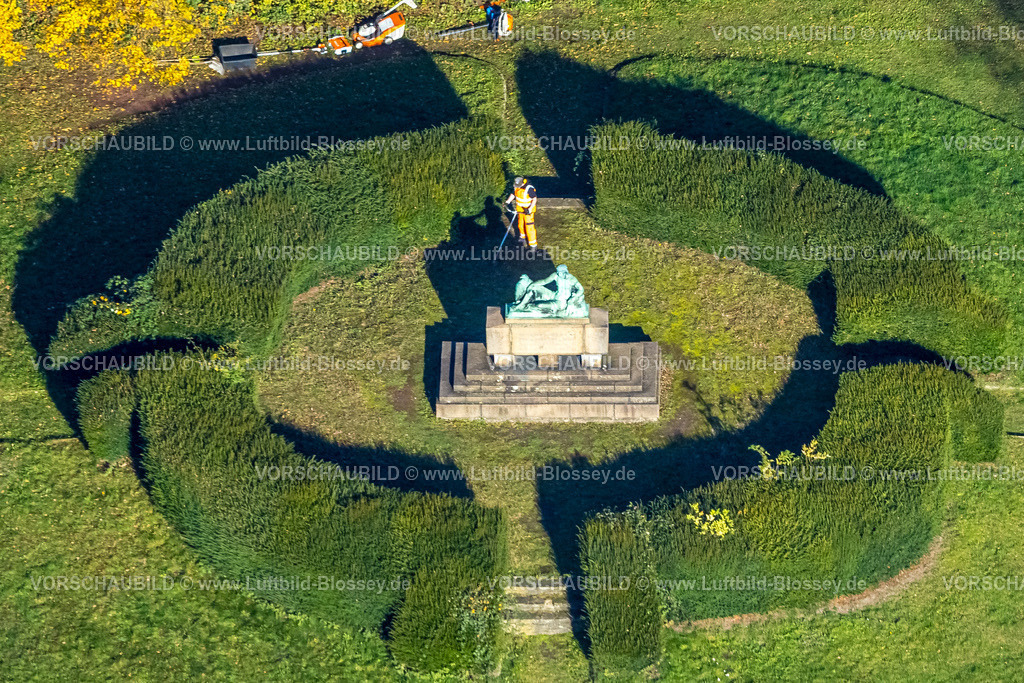 Wetter251103866 | Luftbild, Burgruine Volmarstein mit Denkmal und Gedenkstätte für gefallene Söhne, Gartenarbeiten, herbstliche Bäume, Volmarstein, Wetter, Ruhrgebiet, Nordrhein-Westfalen, Deutschland