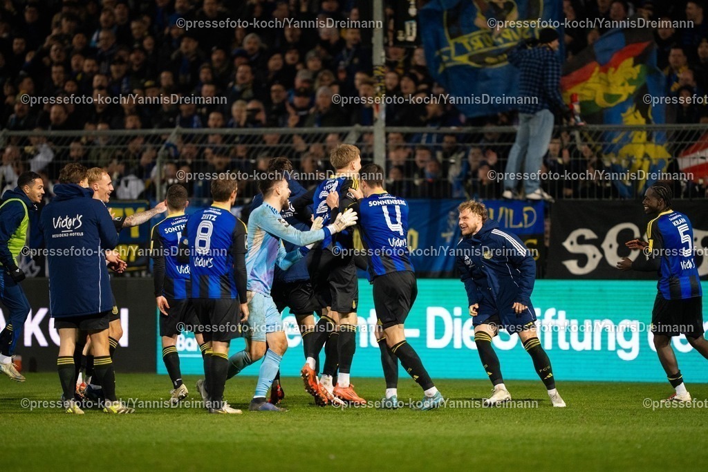 xYDR28022502101 | 28.02.2025, xydrx, Fußball, Viktoria Köln - 1.FC Saarbrücken, 3.Liga, Sportpark Höhenberg, Saison 2024 2025: Saarbrücker Spieler feiern den Sieg, freuen sich, Jubelnd. DFB regulations prohibit any use of photographs as image sequences and or quasi-video.