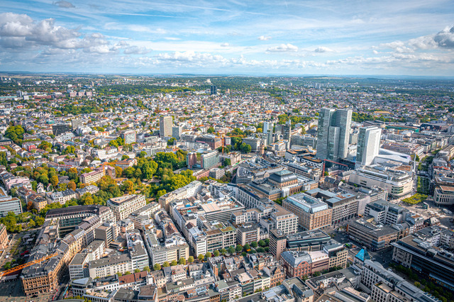 MBF_1846 | Blick über die Stadt mit vielen Hochhäusern und bewölktem Himmel, Frankfurt am Main, Hessen, Deutschland - Realisiert mit Pictrs.com