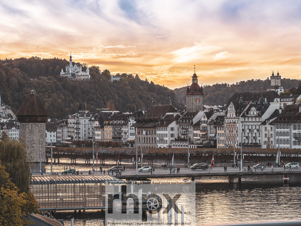 Altstadt Luzern im Abendrot | Geschichte. Licht. Eleganz.Der Blick über die Reuss offenbart das malerische Panorama der Luzerner Altstadt unter einem goldglänzenden Himmel. Historische Fassaden und das markante Schloss Gütsch fügen sich harmonisch in die herbstliche Abendstimmung ein. Ein zeitloses Abbild urbaner Schönheit und Schweizer Tradition.Wähle unter "Produktauswahl" dein Wunschformat: Vom klassischen Wandbild über Puzzle &amp; Tassen bis zum digitalen Download (z.B. als Handy-Hintergrund). - Realisiert mit Pictrs.com