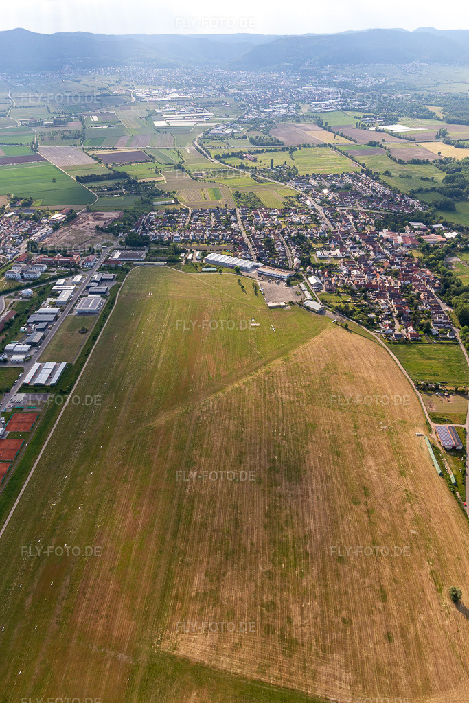 Luftbild: Segelflug- Gelände auf dem Flugplatz des FSV Neustadt in Lachen-Speyerdorf im Ortsteil Speyerdorf in Neustadt im Bundesland Rheinland-Pfalz in Deutschland. Foto: IMG_126990.jpg vom 02.06.2021 durch Werner Riehm/FLY-FOTO.de