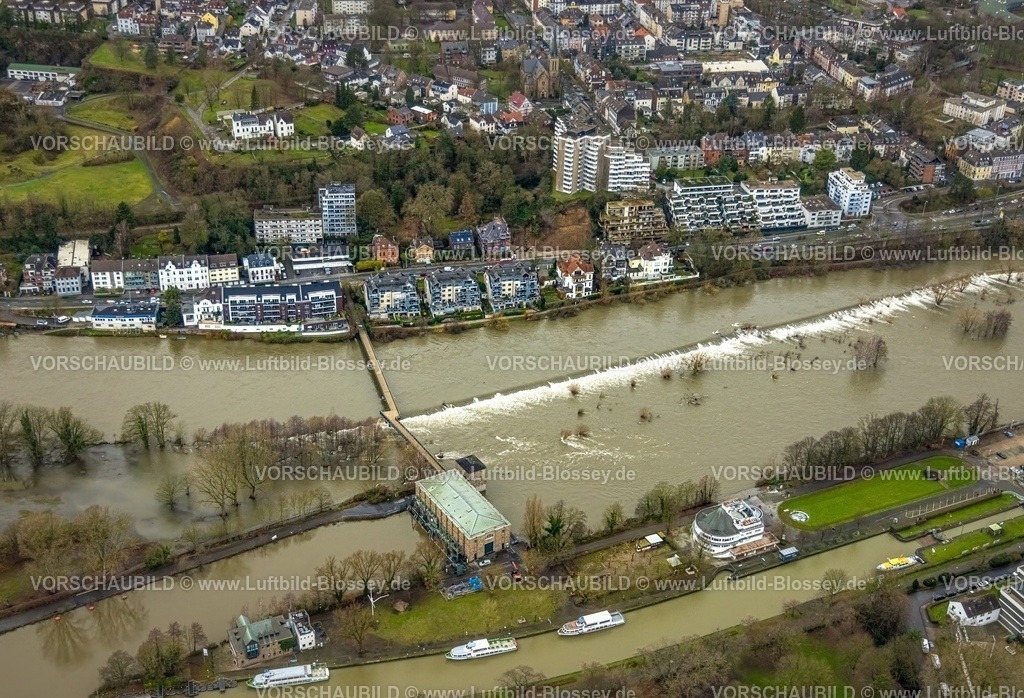 Muelheim231203054Ruhr-topaz | Luftbild, Ruhrhochwasser, Weihnachtshochwasser 2023, Fluss Ruhr tritt nach starken Regenfällen über die Ufer, Überschwemmungsgebiet am Wasserkraftwerk Mülheim mit Kassenbergbrücke und Wasserbahnhof, Wohngebiet, Altstadt I - Südwest, Mülheim an der Ruhr, Ruhrgebiet, Nordrhein-Westfalen, Deutschland