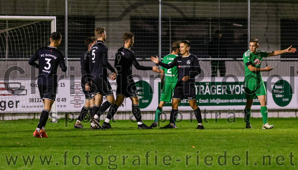 2023-11-03_038_FC_Schwaig_gegen_TuS_Holzkirchen | Oberding, Deutschland, 03.11.2023:
Fußball, Landesliga Südost 2023 / 2024, 19. Spieltag, FC Schwaig gegen TuS Holzkirchen, Endergebnis: 4:1

Jubel nach dem 1:0 durch Raffael Ascher (FC Schwaig, #9)
Roman Mavdryk (FC Schwaig, #3), Mario Simak (FC Schwaig, #5), Raffael Ascher (FC Schwaig, #9), Vincent Sommer (FC Schwaig, #10)

Foto: Christian Riedel / fotografie-riedel.net