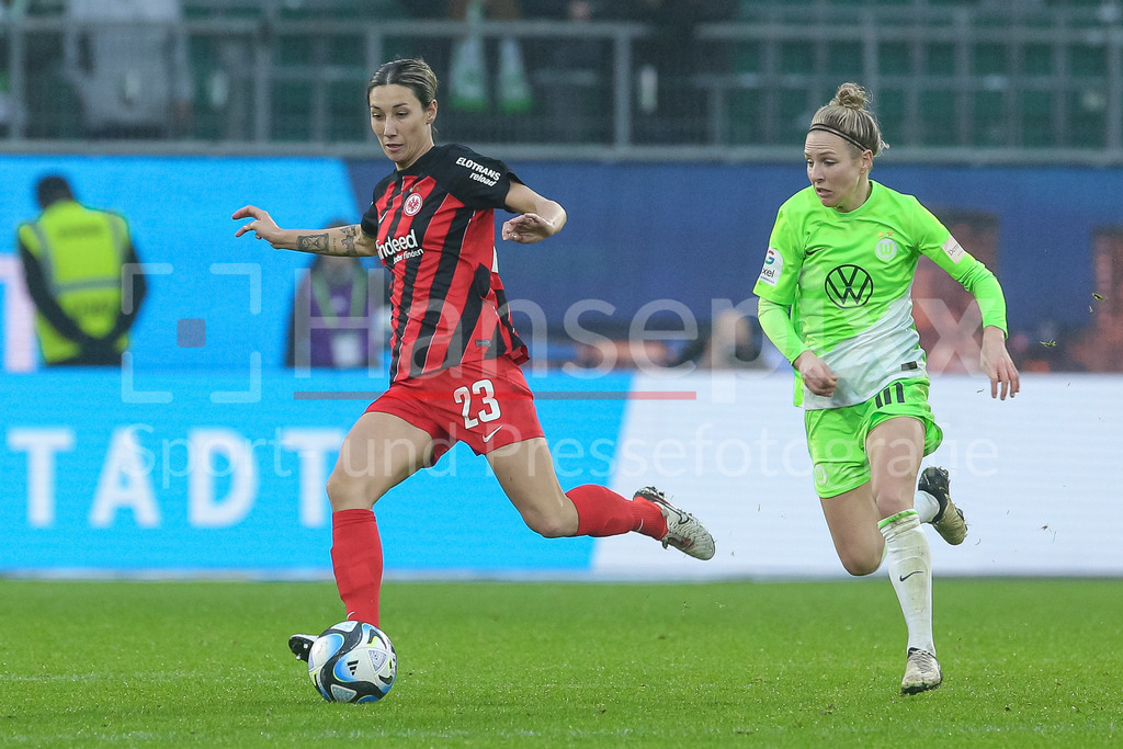 Fussball, Google Pixel Frauen-Bundesliga, VfL Wolfsburg - Eintracht Frankfurt | v.li.: Sara Doorsoun (Eintracht Frankfurt, 23) und Svenja Huth (VfL Wolfsburg, 10) im Zweikampf, Duell, Dynamik, Aktion, Action, Spielszene, DIE DFB-RICHTLINIEN UNTERSAGEN JEGLICHE NUTZUNG VON FOTOS ALS SEQUENZBILDER UND/ODER VIDEOÄHNLICHE FOTOSTRECKEN. DFB REGULATIONS PROHIBIT ANY USE OF PHOTOGRAPHS AS IMAGE SEQUENCES AND/OR QUASI-VIDEO.