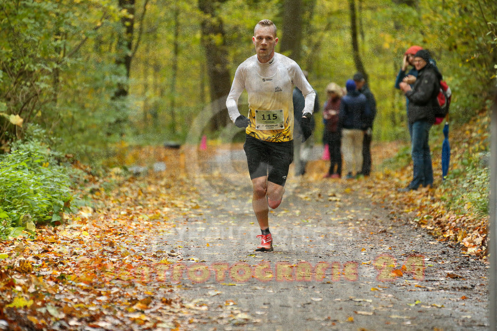 251026_1159_EX1_9823 | Sportfotografie im Rhein-Sieg Kreis, Köln, Bonn, NRW, Rheinland Pfalz, Hessen, etc. Unser Tätigkeitsfeld umfasst den Laufsport vom Volkslauf über den Marathon, Duathlon, Triathon bis zum Ultralauf wie Kölnpfad Ultra oder Schindertrail.