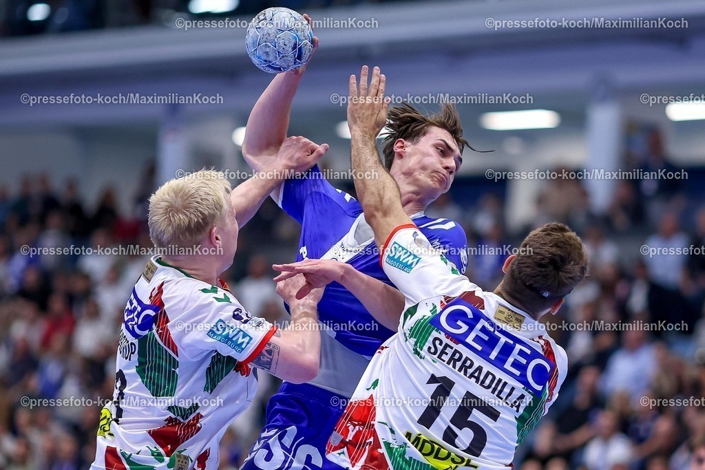 Gum15052501021 | 15.05.2025, Handball, HBL, VfL Gummersbach - SC Magdeburg, Schwalbe-Arena: Miro Schluroff (GUM #15) gegen Magnus Saugstrup Jensen (Magdeburg #23) und Antonio Serradilla Cuenca (Magdeburg #15) 