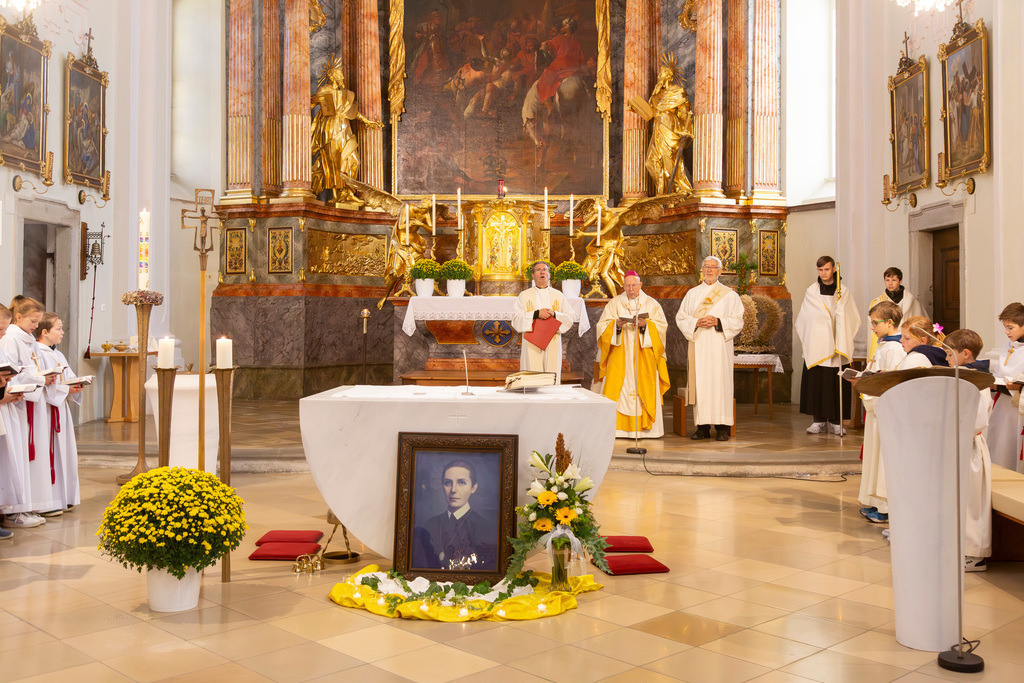 Festmesse-016 | Fotodoku der Festmesse anläßlich der Seligsprechung von Maria Theresia LEDOCHOWSKA 1975, zelebriert von Altbischof DDr. Klaus Küng und Pfarrer Mag. Zenon PAJAK in der Pfarrkirche Loosdorf. 