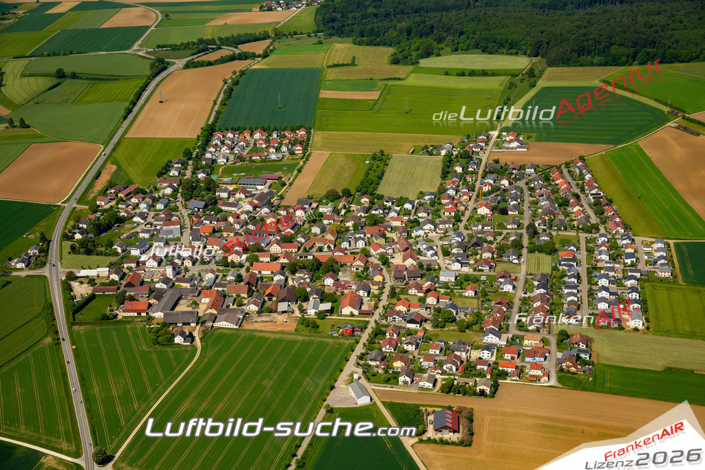 Das Luftbild zeigt Pietenfeld Adelschlag - Die Luftaufnahme wurde 2023 vom UL-Flugzeug aus erstellt ( keine Drohne ) - Hochauflösende Luftaufnahme - Für grossformatige Ausdrucke geeignet. Die Geschenkidee !Mit Lizenz und Bildrechte bestellbar