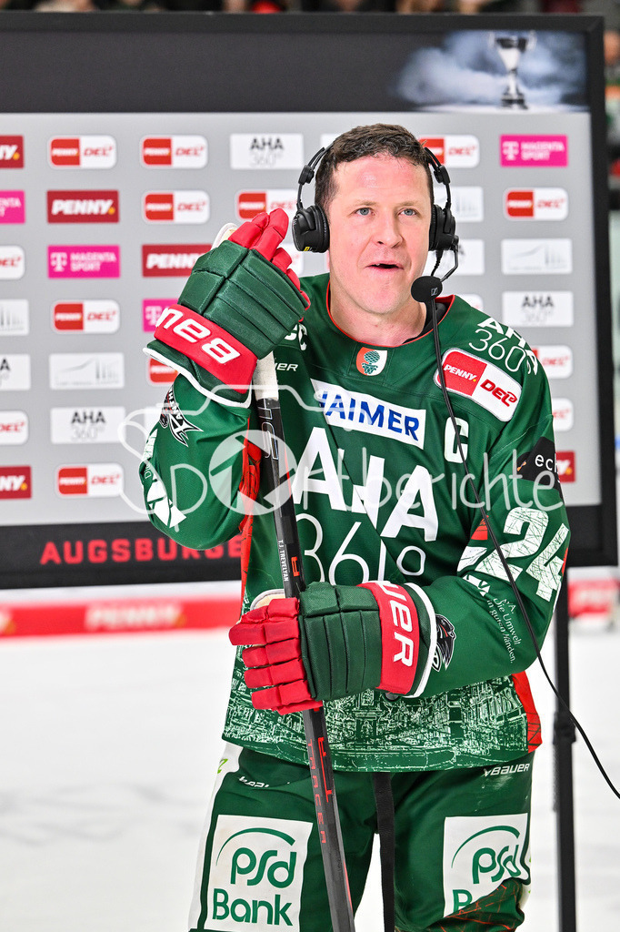 Augsburger Panther - Grizzlys Wolfsburg | AUGSBURG, GERMANY - 15. MARCH: im Bild T. J. TREVELYAN (Augsburger Panther 24) beim Interview mit MagentaSport / Einzelfoto / Freisteller nach dem Match zwischen den Augsburger Panthern und den Grizzlys Wolfsburg am 52. Spieltag der Penny DEL im Curt Frenzel Stadion