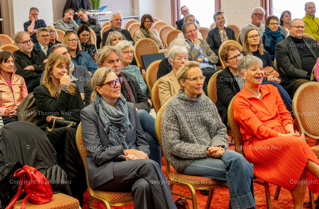 Eysoldt-ring-matinee-thomas-schmauser-Fritzi-Wartenberg-Ulrich-matthes-Almut-wagner-fotografie-thomas-neu.jpg-38 | Podiumsgespräch bei der Eysoldt-Matinee im Hotel Krone in Bensheim-Auerbach: Von links diskutieren Ulrich Matthes, Thomas Schmauser, Fritzi Wartenberg und Almut Wagner vor Publikum über Theater und Schauspiel. Die Veranstaltung fand im Rahmen der Verleihung des Eysoldt-Rings statt. in der vorderen Reihe Stadtverordnetenvorsteherin Christine Deppert, links hinter ihr als Gast Nastasia Kinski,  vorne Jury Mitglied Juliane Köhler und die Bensheimer Bürgermsiterin Christine Klein,Bild: THomas Neu