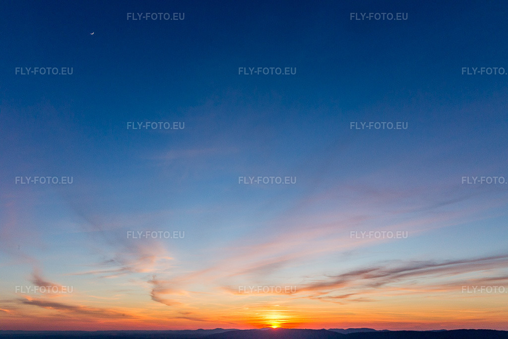 Vue aérienne: Coucher de soleil sur les Vosges du Nord à Seebach dans le département Bas Rhin, France. Photo: IMG_105023.jpg prise le 21/03/2018 par Werner Riehm/FLY-FOTO.eu – Résolution de l'original: 5472 x 3648 px
