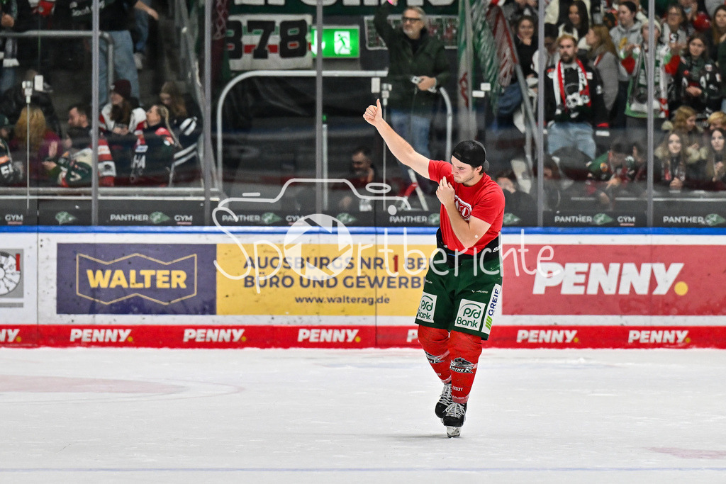 Augsburger Panther - Grizzlys Wolfsburg | Zusammen mit den Fans feiern die Augsburger Panther den Heimsieg gegen Wolfsburg / Jubel / Freudne / happy / DEL: Augsburger Panther - Grizzlys Wolfsburg; Curt Frenzel Stadion am 10.10.2025 / D. J. BUSDEKER (Augsburger Panther 14)