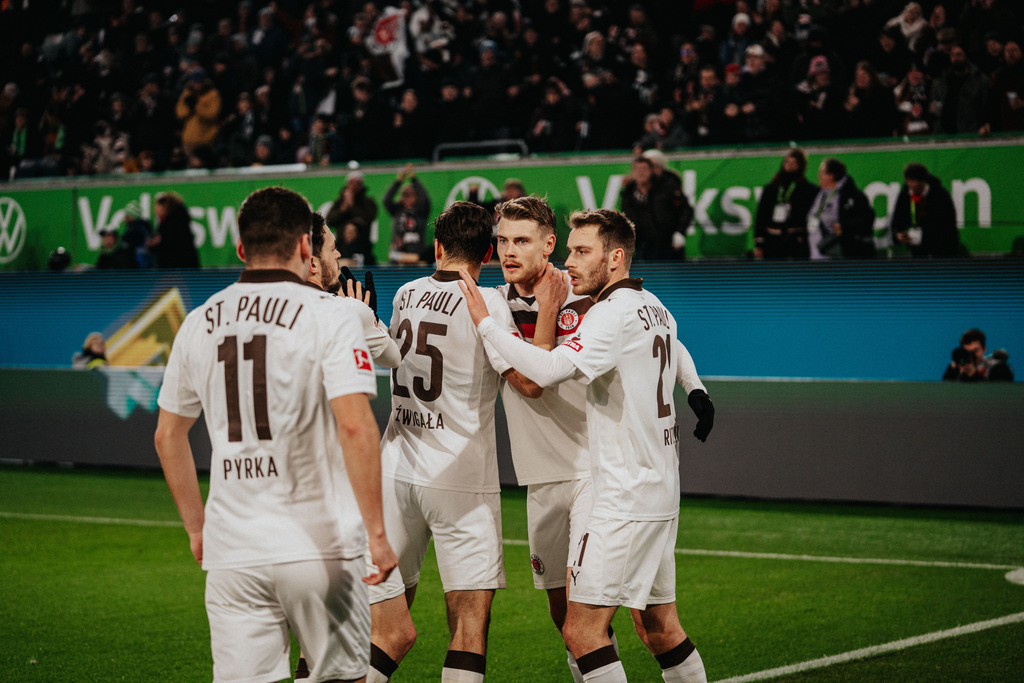 FCP08894 | Der offizielle Shop für FC St. Pauli Fotos. Wähle aus Spielszenen & Fanmomenten dein FCSP Wunschformat. Wir liefern Millerntor-Atmosphäre.