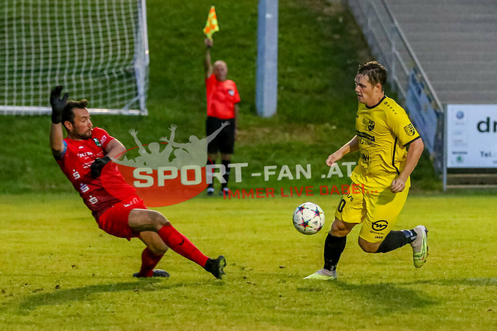 SV Feldkirchen - SC Launsdorf 2-1, Unterliga Ost | Hans Thamer (SV Feldkirchen, K #1) Fabian Gangl (SC Launsdorf #10) SV Feldkirchen - SC Launsdorf 2-1 am 23.08.2023 in Feldkirchen
(Modehaus NIMO Arena), Austria, (Photo by Ernst Krawagner sport-fan.at) - Realisiert mit Pictrs.com
