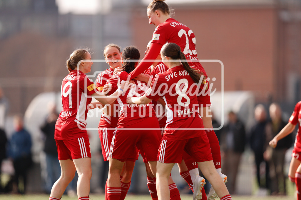Fußball I Frauen I Saison 2025-2026 I Regionalliga Nord I 15. Spieltag I St. Pauli - SpVg Aurich-61 | Lara Frisch (19, SpVg Aurich) Angelina-Michelle Wunder (41, SpVg Aurich) Marie Okoroh (24, SpVg Aurich) Dorothea Elisabeth Greulich (23, SpVg Aurich) Milla Svehla (8, SpVg Aurich) jubeln nach einem Tor. - Realisiert mit Pictrs.com