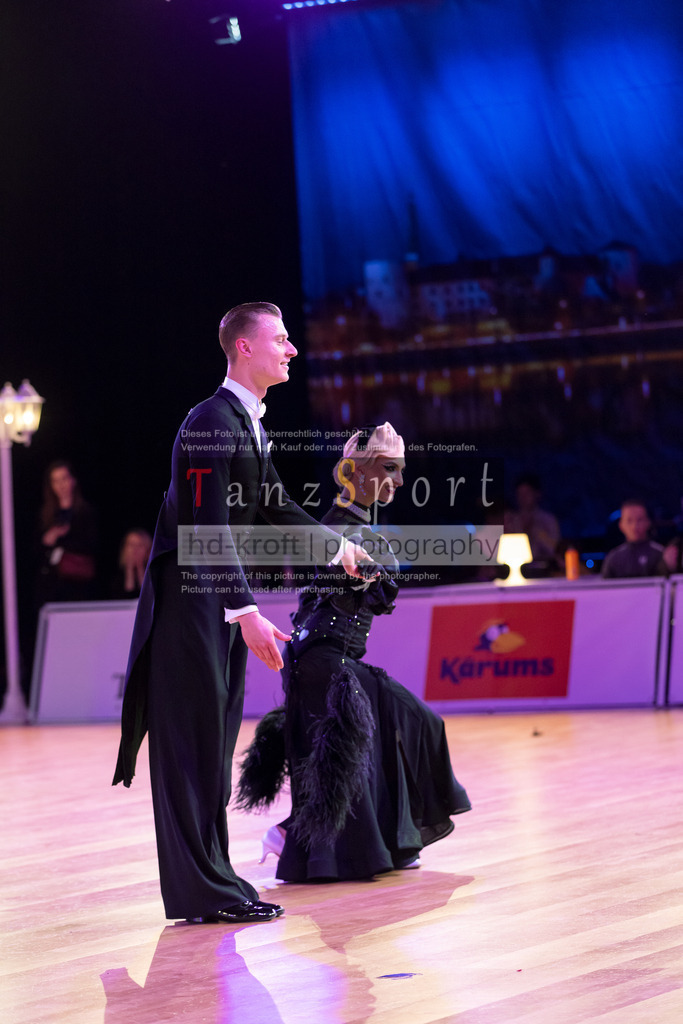 20241215_WDSF_Int_Open_Std-Riga-9837 | Tanzsportbilder, Standardtanz, Lateintanz, WDSF, DTV, LTVB, dancecomp, goc, hessen tanzt, blaues band der spree, walzer, tango, wiener walzer, slowfox, quickstepp, samba, rumba, cha-cha-cha, paso doble. jive, hd-kroft photography, turniertanzsport