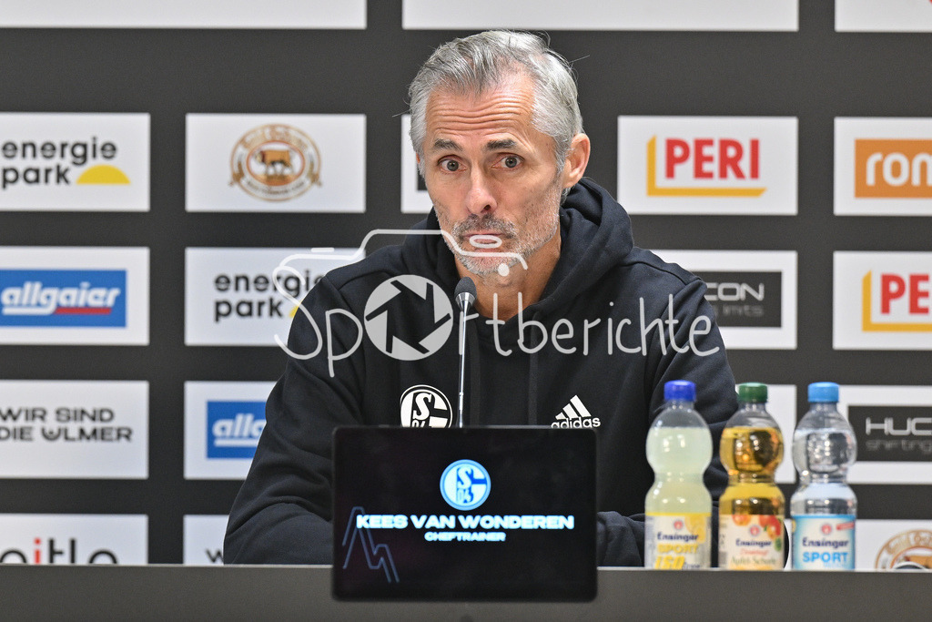 SSV Ulm 1846 Fussball - FC Schalke 04 | Im Bild FC Schalke Trainer Kees Van WONDEREN auf der Pressekonferenz nach dem 0-0 in Ulm / Freisteller / Einzelfoto / 2. Bundesliga: SSV Ulm 1846 Fussball - FC Schalke 04, Donaustadion am 01.11.2024