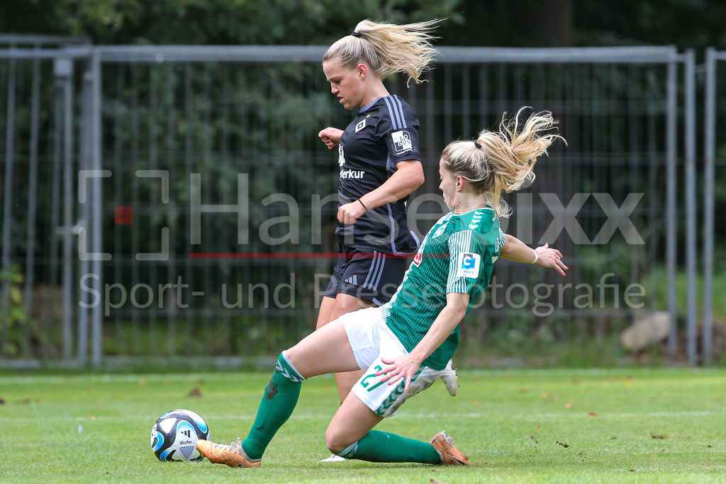 Fussball, Testspiel Frauen, Hamburger SV - SV Werder Bremen | v.li.: Amelie Woelki (Hamburger SV, 27) und Nina Lührßen (SV Werder Bremen, 27) im Zweikampf, Duell, Dynamik, Aktion, Action, Spielszene