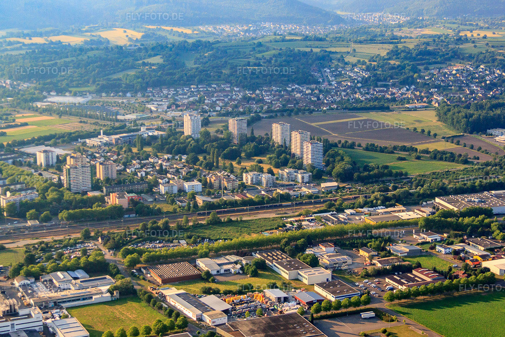 Luftbild: 5 Hochhauswohnblocks an der Römerstr in Lahr im Bundesland Baden-Württemberg in Deutschland. Foto: IMG_68102.jpg vom 19.06.2014 durch Werner Riehm/FLY-FOTO.de
