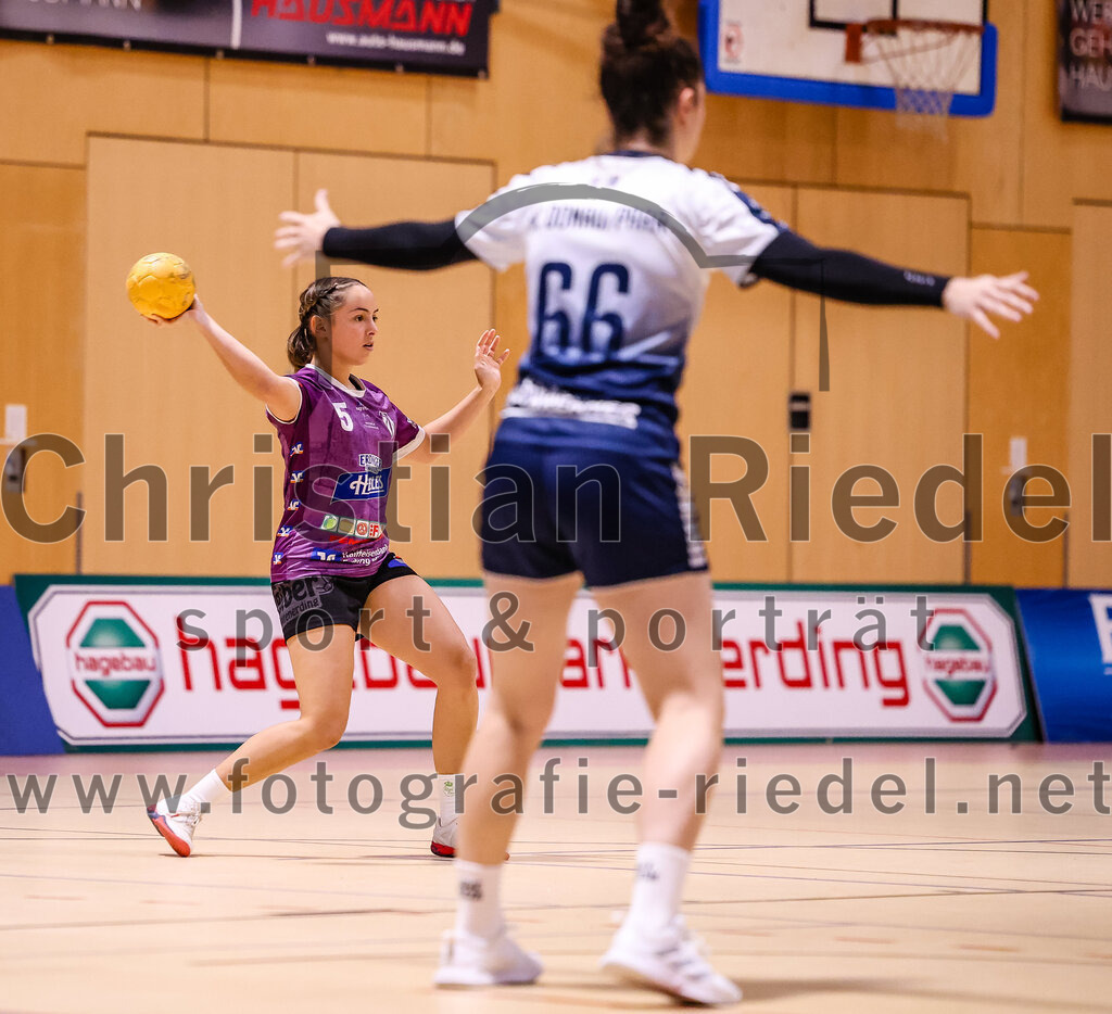 2024-11-24_011_SpVgg_Altenerding_gegen_HC_Donau-Paar_II | Erding, Deutschland, 24.11.2024:Handball, Bezirksoberliga Frauen Altbayern 2024 / 2024, 6. Spieltag, SpVgg Altenerding gegen HC Donau/Paar II, Endergebnis: 24:24Lena Prem (SpVgg Altenerding, #5), Julia Fuchs (HC Donau/Paar, #66)Foto: Christian Riedel / fotografie-riedel.net