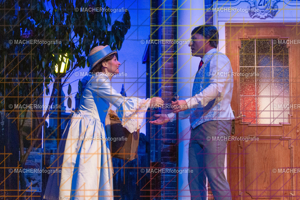 352_MFL-2025 | Portraitbilder von Regisseur; Darsteller; Techniker; Maske; Kostüme; Chor; Musiker; Bilderserie der Generalprobe und der Premierenvorstellung, Szenenbilder; Ausdrucksstudien; Bühnenüberblick; Bühnenkulissen; Pressefotos inkl. Redaktionsfoto Darstellergruppe.