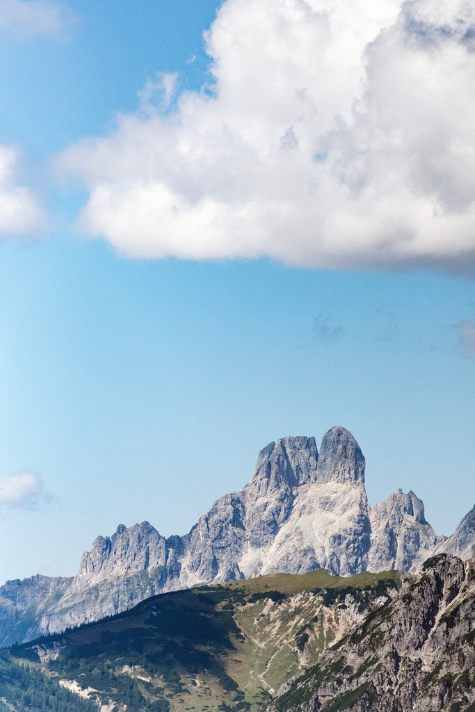 dr__0077280.jpg | WARTER 06.09.2021 Felsen- Massiv und Berglandschaft im westlichen Teil des Dachsteingebirges mit den Gipfeln der Bischofsmütze in Warter in Salzburg, Österreich. // Rock and mountain landscape in westlichen Teil of Dachsteingebirges with den Gipfeln of Bischofsmuetze in Warter in Salzburg, Austria. Foto: Daniel Reiter