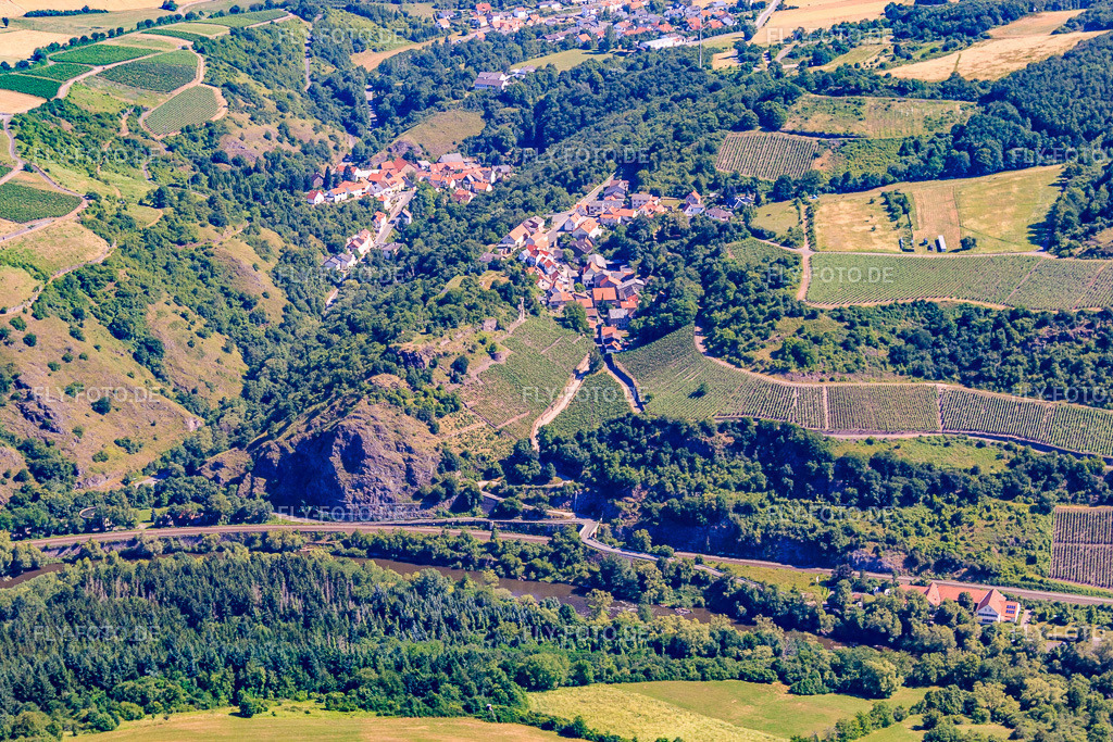 Nahegau mit Weinlage Schloßböckelheimer Felsenberg | Luftbild: Nahegau mit Weinlage Schloßböckelheimer Felsenberg im Ortsteil Böckelheim in Schloßböckelheim im Bundesland Rheinland-Pfalz in Deutschland. Foto: IMG_30029.jpg vom 05.07.2010 durch Werner Riehm/FLY-FOTO.de - Realisiert mit Pictrs.com