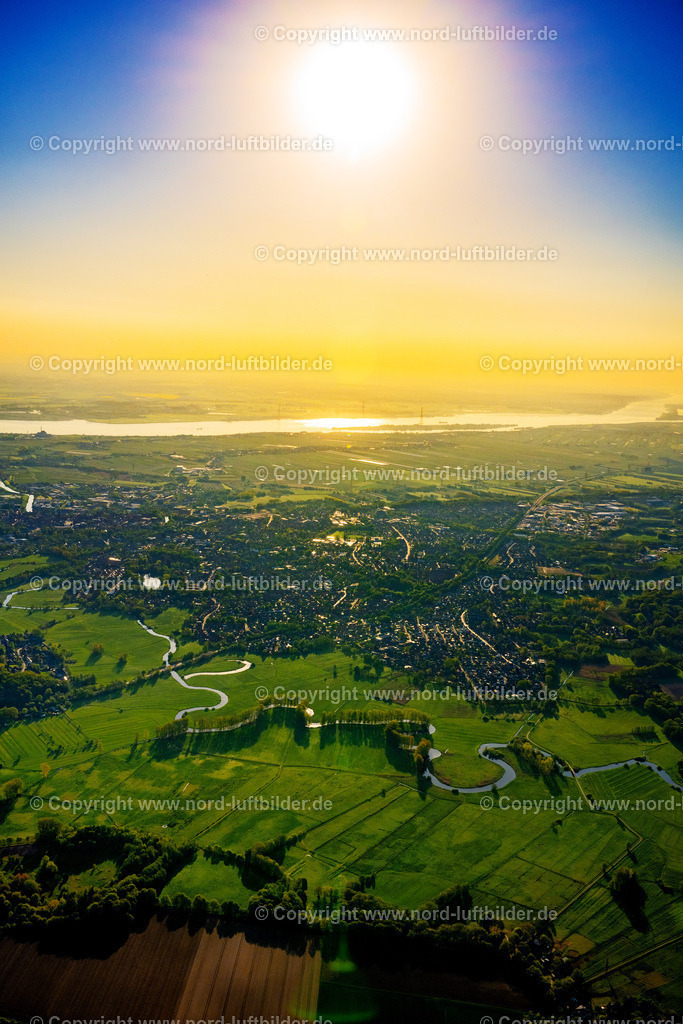 Stade_Schwinge_im_Sonnenaufgang_ELS_0022130523 | STADE 13.05.2023 Grasflächen- Strukturen einer Wiesen- und Feld Landschaft in der Auen- Niederung der Schwinge am Stadtrand in Stade im Bundesland Niedersachsen, Deutschland. // Grassland structures of a meadow and field landscape in the lowland of Schwinge am Stadtrand in Stade in the state Lower Saxony, Germany. Foto: Martin Elsen