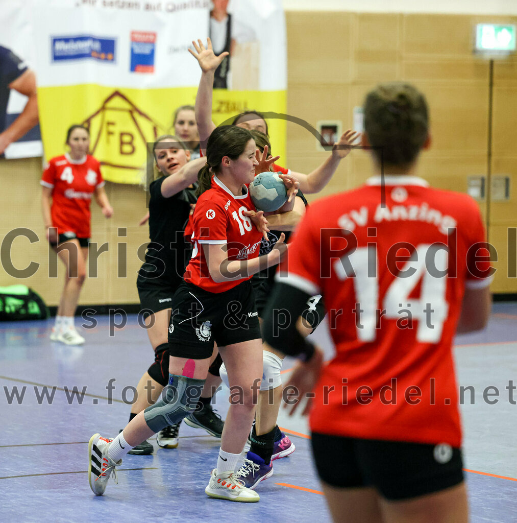 2022-12-04_057_SV_Anzing_gegen_TSV_Uebersee | Anzing, Deutschland, 04.12.2022:
Handball, Bezirksliga 2022 / 2023, 8. Spieltag, SV Anzing gegen TSV Übersee, Endergebnis: 29:24

Virag Varga (SV Anzing, #18), Theresa Widmann (TSV Übersee, #4)

Foto: Christian Riedel / fotografie-riedel.net