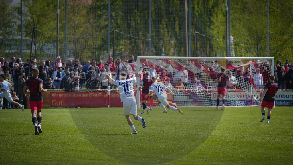 Fußball, Herren, Saison 2025/2026, Brandenburgliga, 23. Spieltag, Brandenburger SC Süd 05 vs. BSG Stahl Brandenburg, Samstag 25.04.2026, Werner-Seelenbinder-Sportplatz Brandenburg an der Havel | Fußball, Herren, Saison 2025/2026, Brandenburgliga, 23. Spieltag, Brandenburger SC Süd 05 vs. BSG Stahl Brandenburg, Samstag 25.04.2026, Werner-Seelenbinder-Sportplatz Brandenburg an der Havel, Im Bild: Jubel bei der BSG Stahl Brandenburg nach dem Führungstreffer zum 0:1. - Realisiert mit Pictrs.com