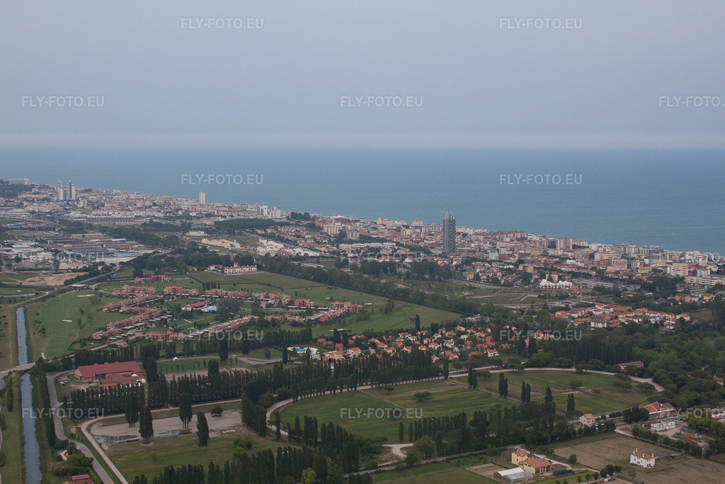 Vue aérienne: Vue de la ville à Lido di Jesolo dans le département Vénétie, Italie. Photo: IMG_50324.jpg prise le 07/06/2012 par Werner Riehm/FLY-FOTO.eu – Résolution de l'original: 4752 x 3168 px