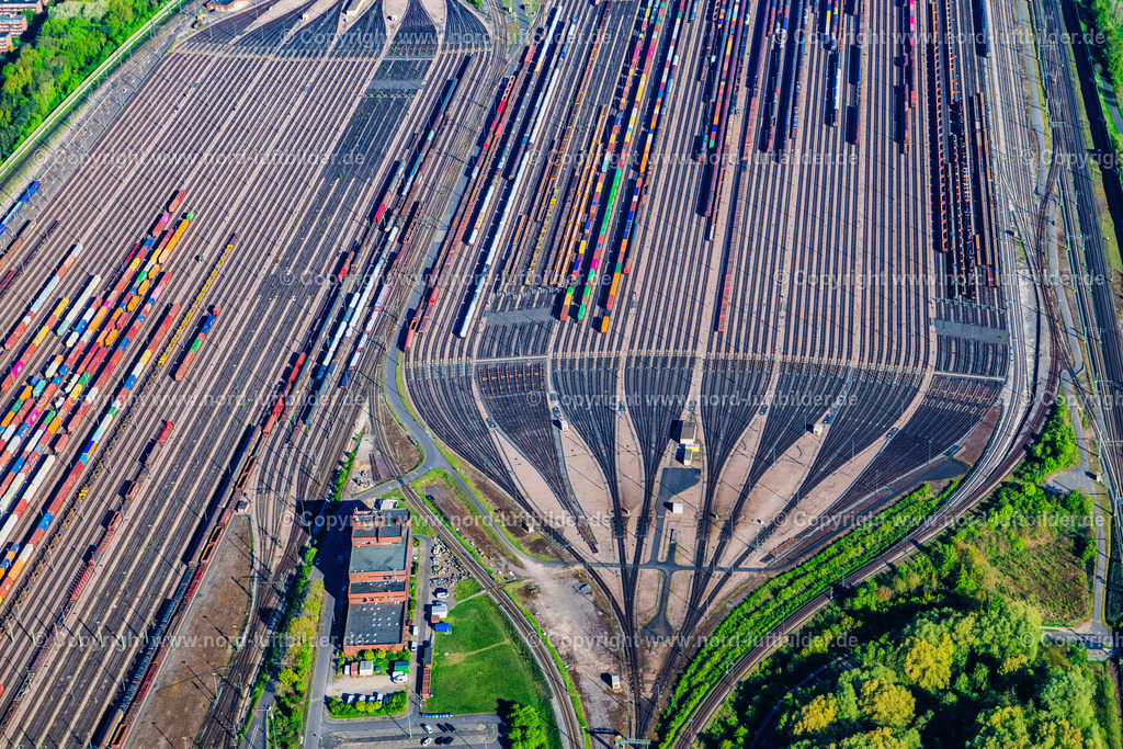 Seevetal_Maschen_Rangierbahnhof_ELS_0431270425 | SEEVETAL 27.04.2025 Schienen- und Gleisstrecken auf den Abstellgleisen und Rangierstrecken des Rangierbahnhofes und Güterbahnhofes der Deutschen Bahn in Maschen im Bundesland Niedersachsen, Deutschland. Weiterführende Informationen bei: DB Cargo AG,  DB InfraGO AG. // marshalling yard and freight station of the Deutsche Bahn in Maschen in the state Lower Saxony, Germany. Further information at: DB Cargo AG,  DB InfraGO AG. Foto: Martin Elsen