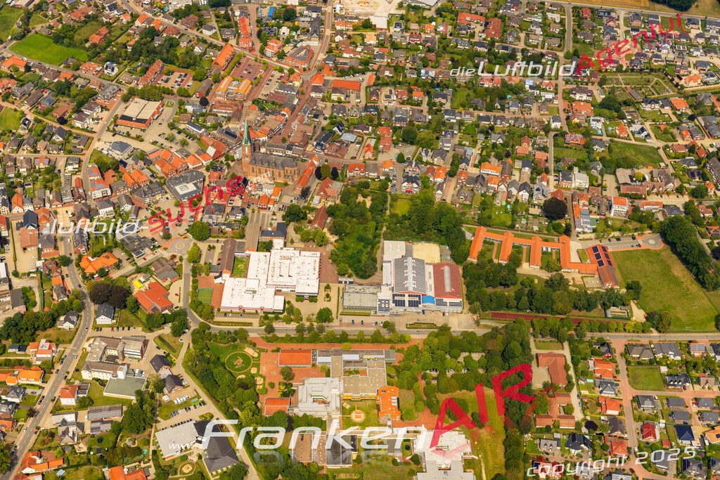 Bild der Stadt Dinklage - Die Luftaufnahme wurde 2025 vom UL-Flugzeug heraus erstellt ( keine Drohne ) - Hochauflösende Luftaufnahme - für professionelle Ausdrucke geeignet. Die Geschenkidee !Hier alle&nbsp;Infos zur Lizenzierung der LuftaufnahmeWir fliegen auch dieses Jahr wieder in Ihre Region um Luftbilder zu erstellen.- Luftbild anfragen
