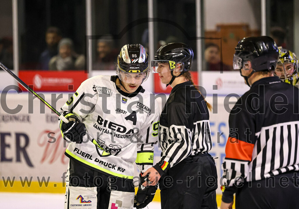 2024-02-02_130_TSV_Erding_gegen_ERSC_Amberg | Erding, Deutschland, 02.02.2024:
Eishockey, Bayernliga Vorrunde 2023 / 2024, 30. Spieltag, TSV Erding gegen ERSC Amberg, Endergebnis: 1:0

Aron Schwarz (ERSC Amberg, #96)

Foto: Christian Riedel / fotografie-riedel.net