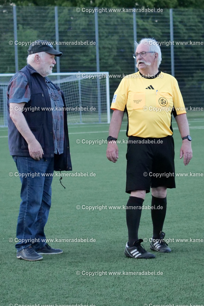 Fußball Kreispokal 25/26 Ü 32 : Spiel um Platz 3 : SV 08/29 Friedrichsfeld - SV Ringenberg AH  2 : 1 | Fußball Kreispokal 25/26 Ü 32 : Spiel um Platz 3 : SV 08/29 Friedrichsfeld - SV Ringenberg AH  2 : 1Spielort : Voerde Friedrichsfeld - Realisiert mit Pictrs.com