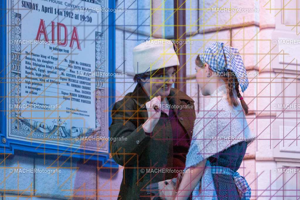 054_MFL-2025 | Portraitbilder von Regisseur; Darsteller; Techniker; Maske; Kostüme; Chor; Musiker; Bilderserie der Generalprobe und der Premierenvorstellung, Szenenbilder; Ausdrucksstudien; Bühnenüberblick; Bühnenkulissen; Pressefotos inkl. Redaktionsfoto Darstellergruppe.