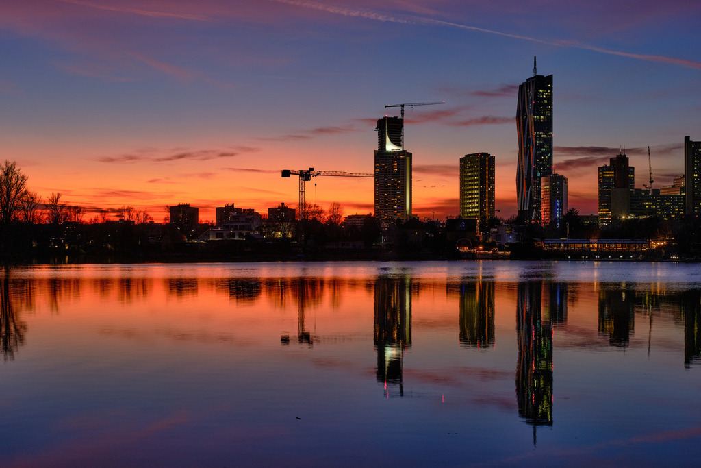 Blick über die Donau auf die Donaucity im Abendrot | Wien, Austria - December 27, 2023: Blick über die Donau auf die Donaucity im Abendrot. - Realisiert mit Pictrs.com