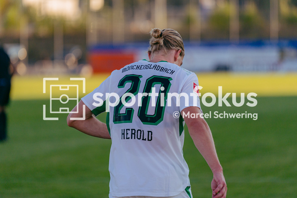 SSVg Velbert 02 – Borussia Mönchengladbach | David Herold (Borussia Mönchengladbach) am Ball. Testspiel zwischen der SSVg Velbert 02 und Borussia Mönchengladbach in Velbert, 12.08.2026. Endstand: 0:8. sportimfokus / Marcel Schwering - Realisiert mit Pictrs.com