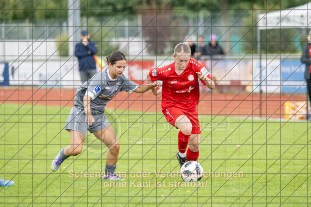 20251004_151625_0678 | #,1.FC Donzdorf (rot) vs. FC Freiburg-St. Georgen (grau), Fussball, EnBW-Oberliga B -Juniorinnen, 04. Spieltag, Saison 2025/2026, Rasenplatz, Lautertal Stadion, Süßener Straße 16, 73072 Donzdorf, 04.10.2025 - 14:00 Uhr,Foto: PhotoPeet-Sportfotografie/Peter Harich