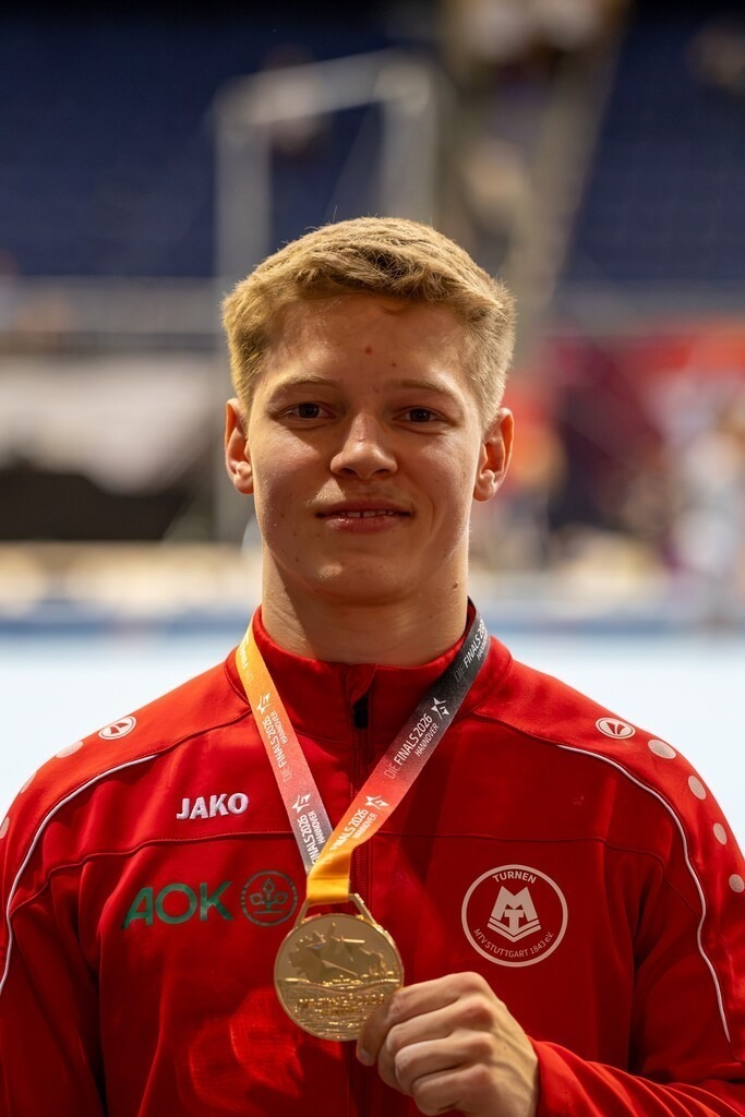 DM Finals 2026; Gerätfinals Männer Reck | DM Finals 2026; Gerätfinals Männer Reck***Der neue deutsche Meister Gabriel Eichhorn zeigt seine Goldmedaille - Realisiert mit Pictrs.com
