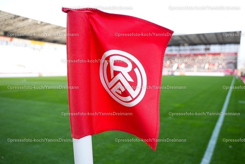 xYDRx02112502110 | 02.11.2025, xydrx, Fußball, 3.Liga, Rot-Weiss Essen - 1.FC Schweinfurt 05, Saison 2025 2026, Stadion an der Hafenstraße: Eckfahne mit dem Logo von Rot-Weiss Essen   DFB regulations prohibit any use of photographs as image sequences and or quasi-video.