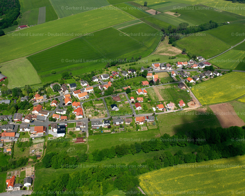 2615516 | HATTENDORF 09.06.2006 Landwirtschaftliche Nutzflächen und Feldgrenzen  umsäumen das Siedlungsgebiet des Dorfes in Hattendorf im Bundesland Hessen, Deutschland // Agricultural land and field boundaries surround the settlement area of the village  in Hattendorf in the state Hesse, Germany Foto: Gerhard Launer