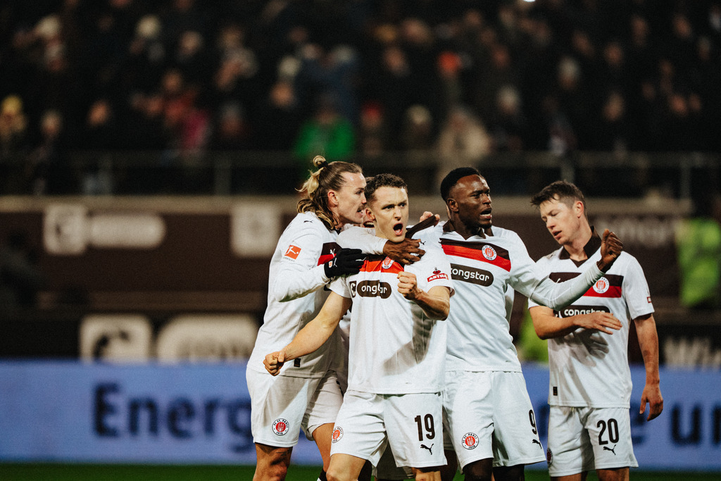 FCS00990 | Der offizielle Shop für FC St. Pauli Fotos. Wähle aus Spielszenen & Fanmomenten dein FCSP Wunschformat. Wir liefern Millerntor-Atmosphäre.