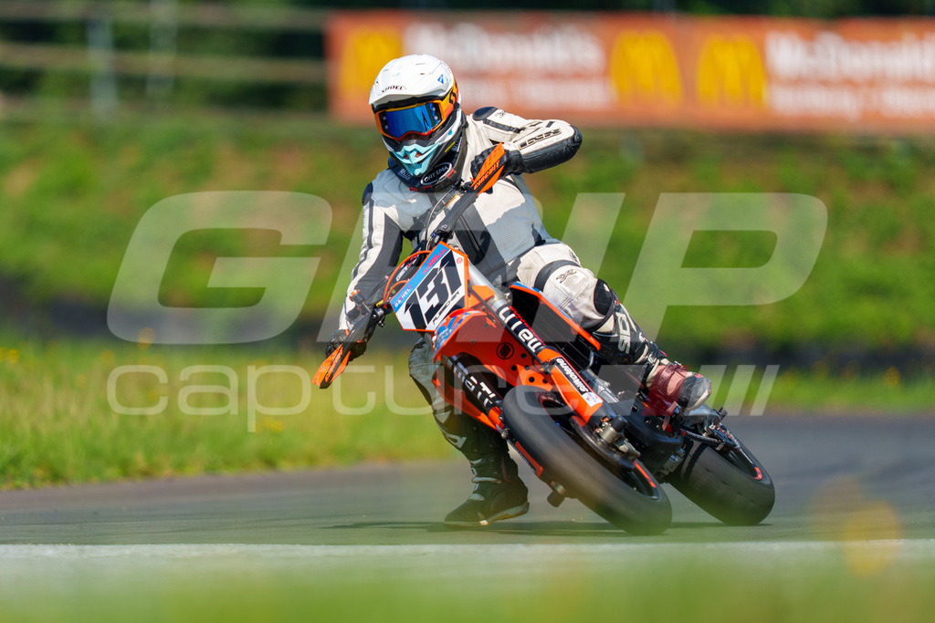G-Cup + Supermoto Staatsmeisterschaft + Hungarian Supermoto Championship | GRIPcapture steht für authentische Sportfotografie in Österreich – für Momente, die mehr sind als Geschwindigkeit oder Ergebnis. Es geht um Emotion, Spannung, Fokus und den Augenblick, der oft nur einen Wimpernschlag dauert.Ob Motorsport, Teamsport oder 