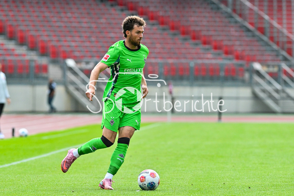 1. FC Nürnberg - Borussia Mönchengladbach | am ball Joseph Michael SCALLY (Borussia Moenchengladbach 29) / Einzelfoto / Freisteller / Testspiel: 1. FC Nuernberg - Borussia Mönchengladbach, Max-Morlock Stadion am 26.07.2025 / DFL REGULATIONS PROHIBIT ANY USE OF PHOTOGRAPHS AS IMAGE SEQUENCES AND/OR QUASI-VIDEO