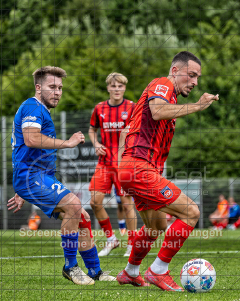 20250706_160853_1387-Bearbeitet-2 | #,TSG Salach (blau) vs. 1.FC Heidenheim (rot), Fußball, Freundschaftsspiel - WfV, Saison 2025/2026, Rasensportplatz, Staufenecker Str. 41, 73084 Salach, 06.07.2025 - 15:30 Uhr,Foto: PhotoPeet-Sportfotografie/Peter Harich