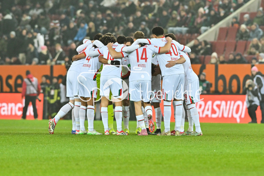 FC Augsburg - SC Freiburg | AUGSBURG, GERMANY - 18. JANUARY: das Team der Augsburger motiviert sich nochmal vor der Partie während dem Bundesligamatch zwischen dem FC Augsburg und dem SC Freiburg am 18. Spieltag in der WWK-Arena / DFL REGULATIONS PROHIBIT ANY USE OF PHOTOGRAPHS AS IMAGE SEQUENCES AND/OR QUASI-VIDEO
