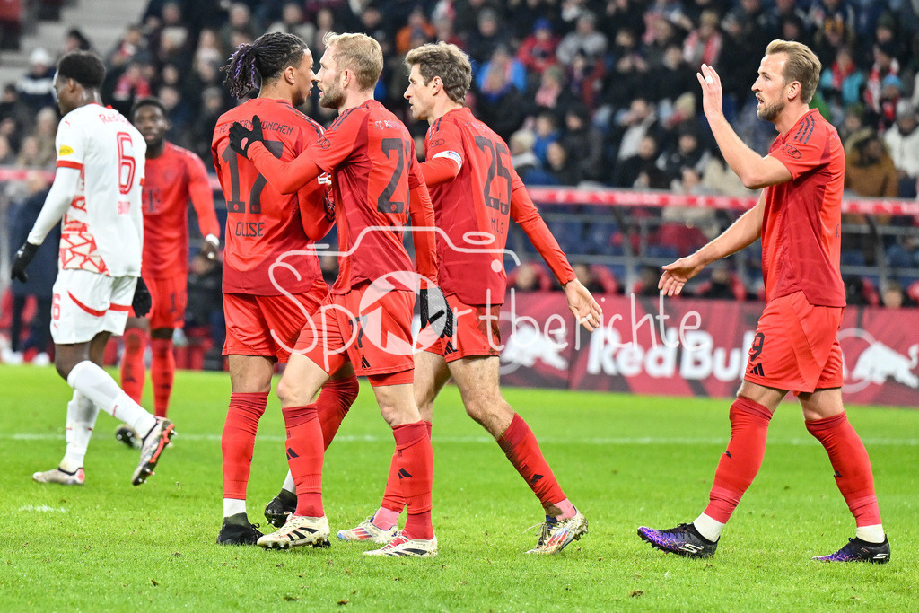 RB Salzburg - FC Bayern München | Jubel der Bayern nach dem Treffer zum 0-2 durch Thomas MUELLER (FC Bayern Muenchen 25) / Freude / happy / Tor / Torschuetze / Testspiel: RB Salzburg - FC Bayern Muenchen, Red Bull Arena am 06.01.2025